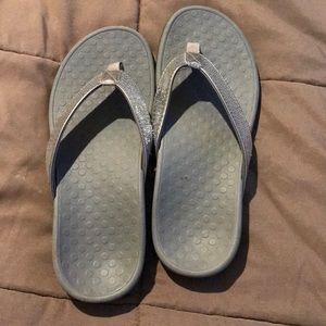 Vionic Silver Sequin Flip Flops, sz 9